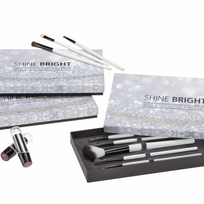 Customised cardboard packaging for cosmetic brush sets